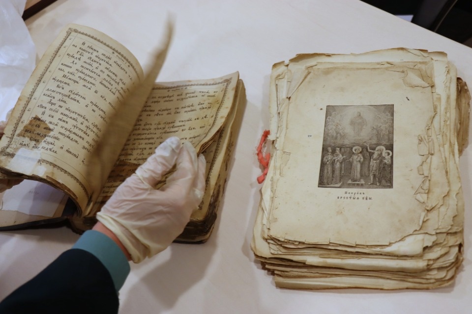 Псковские таможенники передали в Минкульт книги, иконы и монеты
