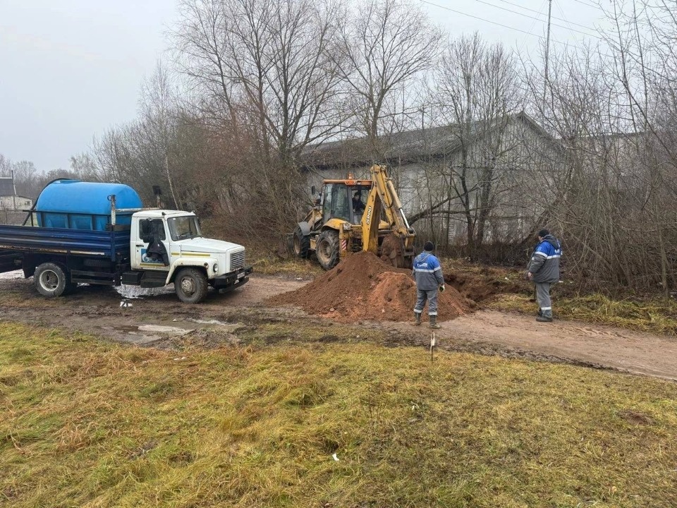 Начались строительные работы для газификации Вечного огня в деревне Ершово Псковского района
