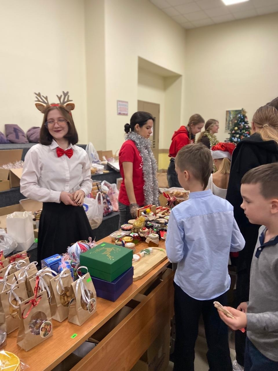 Рождественская благотворительная ярмарка прошла в гимназии в Пскове