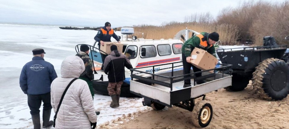 Псковские спасатели доставили жителям трех островов предметы первой необходимости Псковские спасатели доставили жителям трех островов предметы первой необходимости