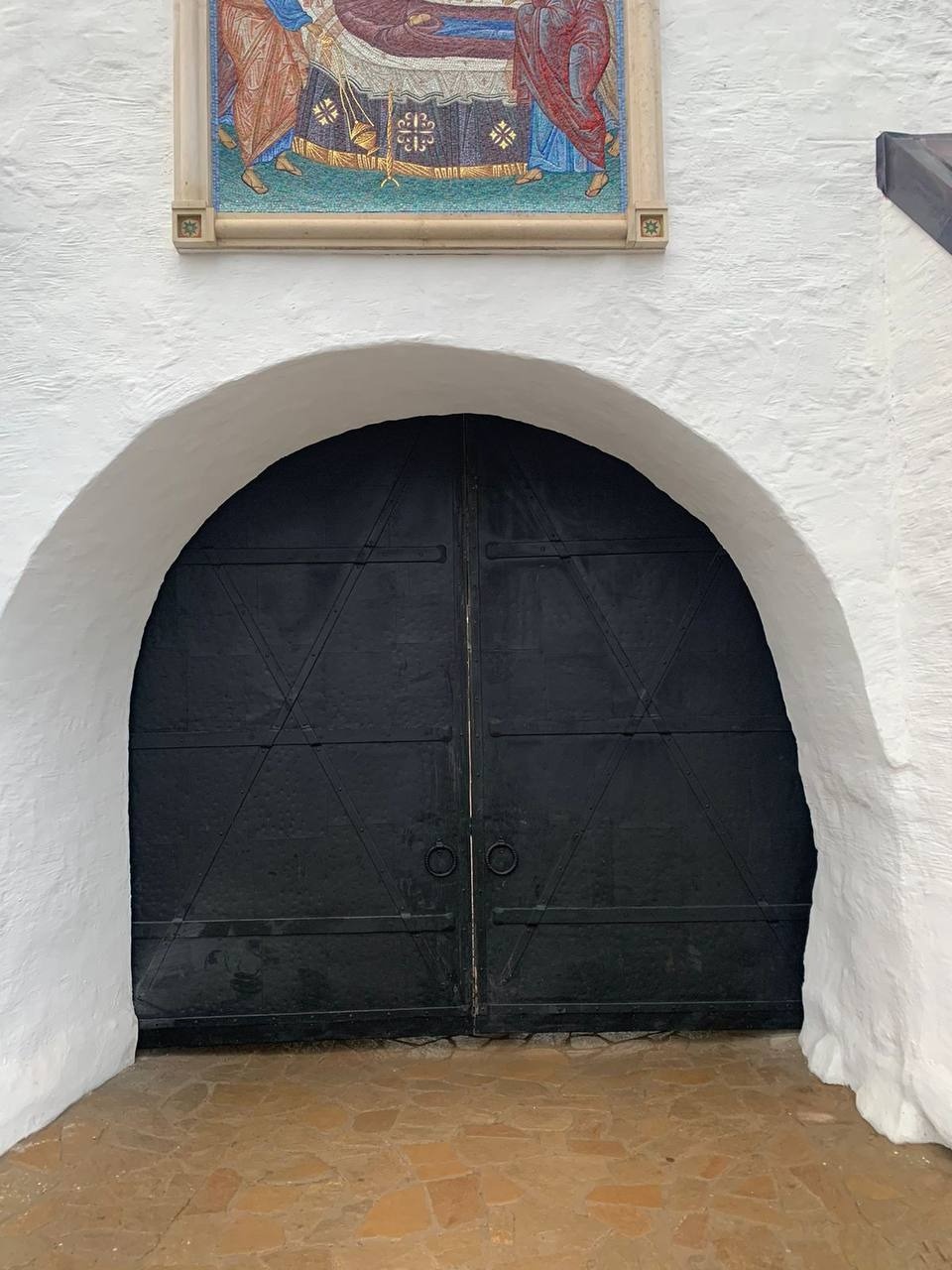 Кованные ворота установили в башне Святых ворот Псково-Печерского монастыря Кованные ворота установили в башне Святых ворот Псково-Печерского монастыря