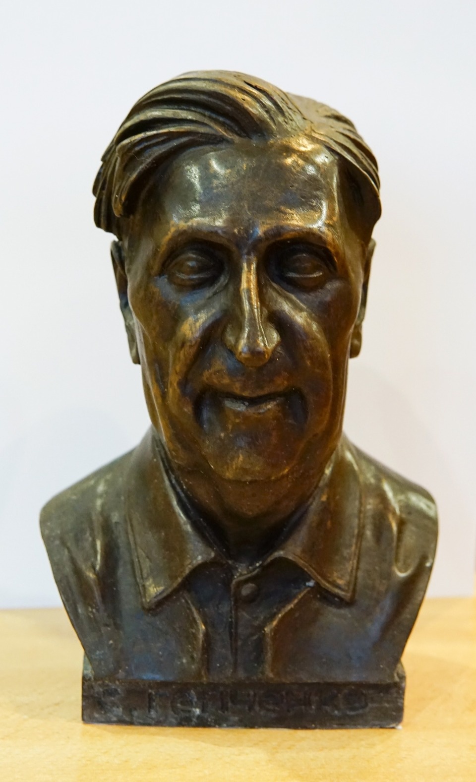 Бронзовый бюст музейщика Семёна Гейченко передали в дар музею-заповеднику «Михайловское»