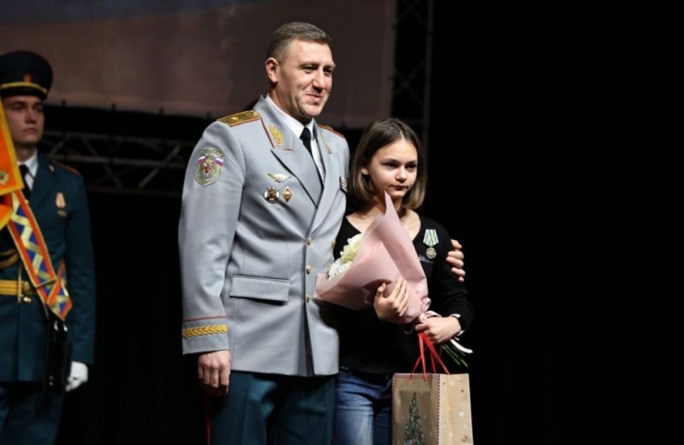 11-летнюю петербурженку наградили медалью МЧС за спасение тонущего мужчины в Гдовском районе 11-летнюю петербурженку наградили медалью МЧС за спасение тонущего мужчины в Гдовском районе