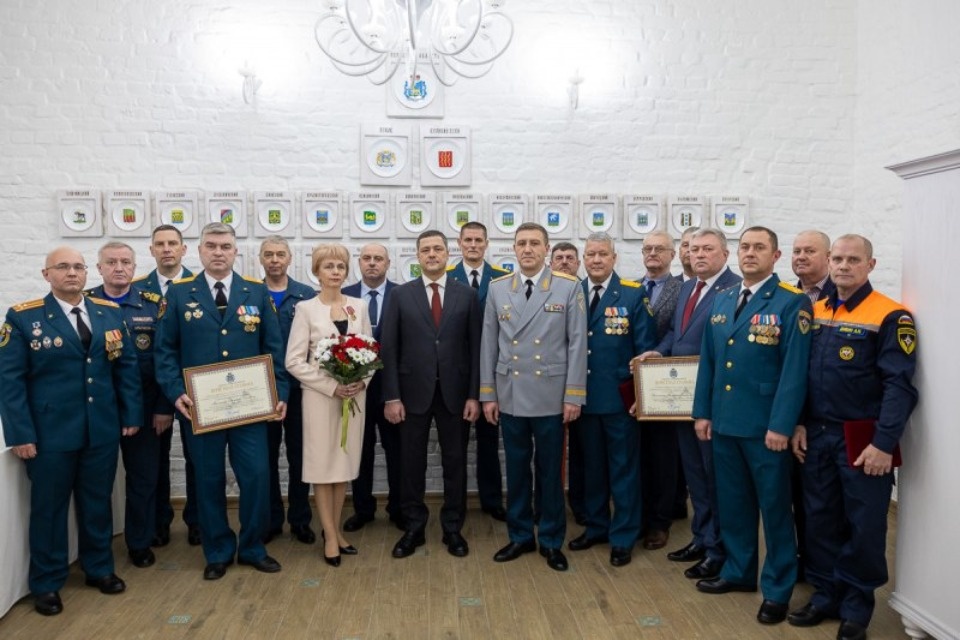 Лучших спасателей чествовали в Псковской области Лучших спасателей чествовали в Псковской области