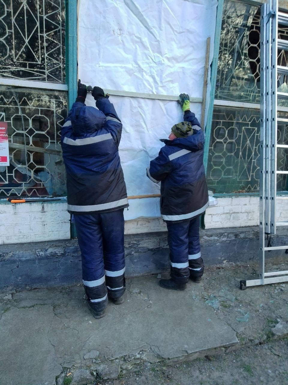 Псковские специалисты утепляют фасады зданий в Нижнесерогозском округе под Херсоном