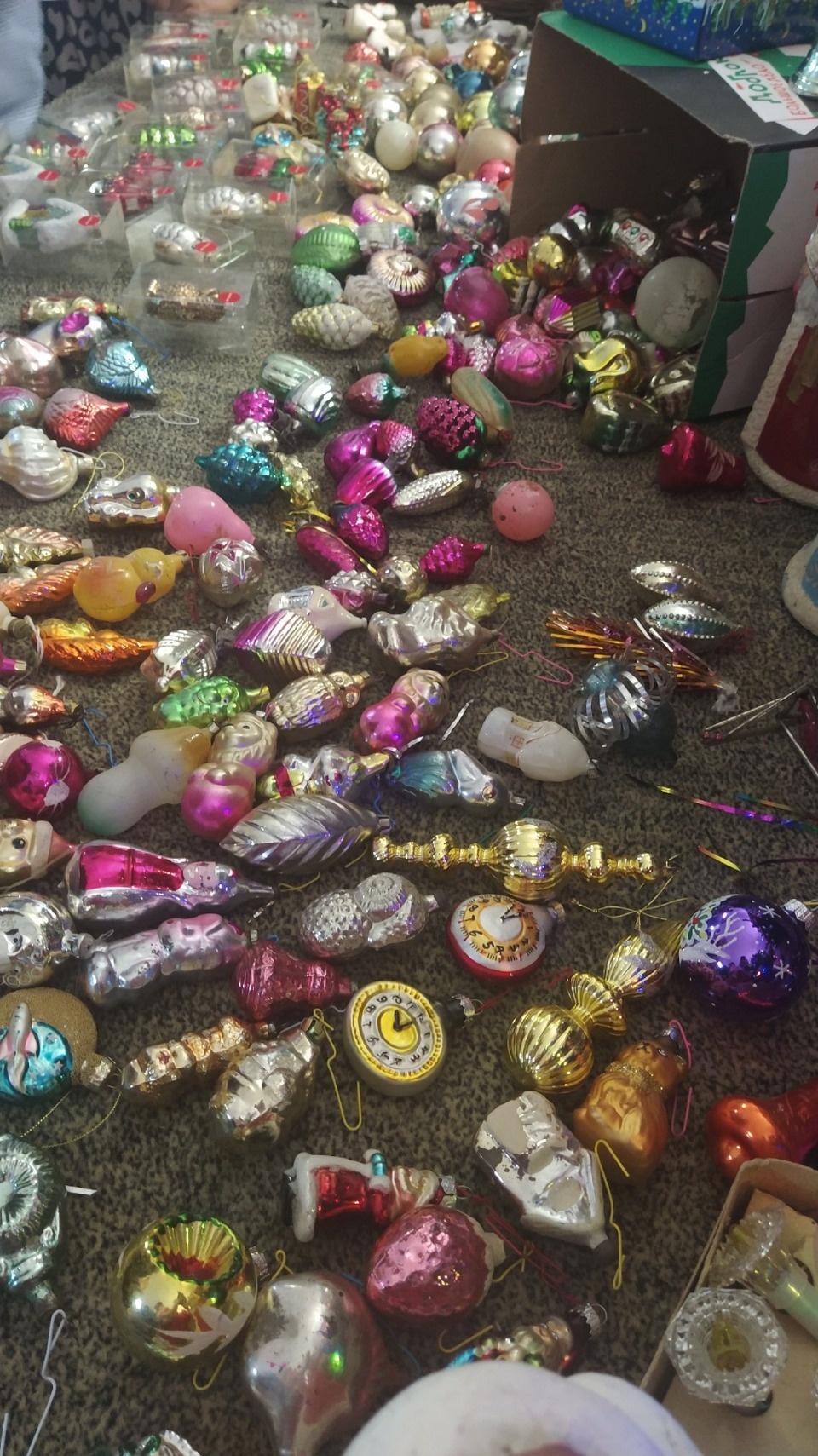 Дед Мороз из Идрицы собрал коллекцию из полутора тысяч ёлочных игрушек Дед Мороз из Идрицы собрал коллекцию из полутора тысяч ёлочных игрушек