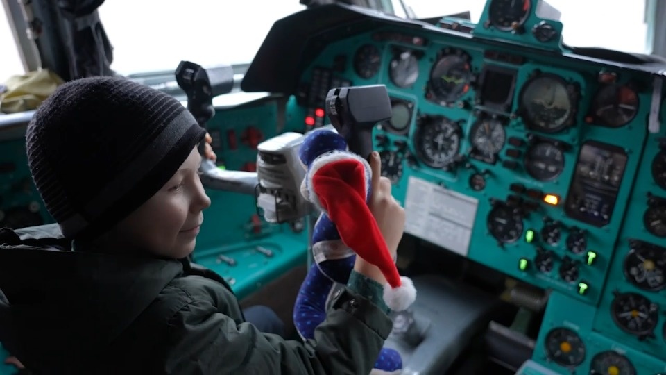 Ведерников исполнил мечту семилетнего великолучанина побывать в кабине пилота самолета Ведерников исполнил мечту семилетнего великолучанина побывать в кабине пилота самолета