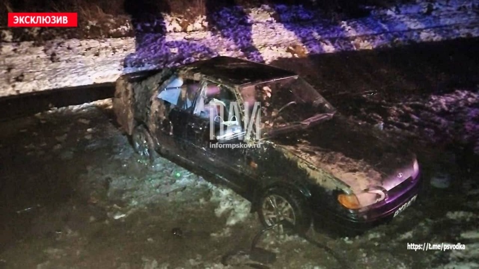 Автомобиль с четырьмя людьми опрокинулся и вылетел в кювет в Островском районе 