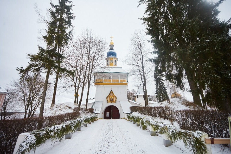 Михаил Ведерников поздравил жителей Псковской области с Рождеством 