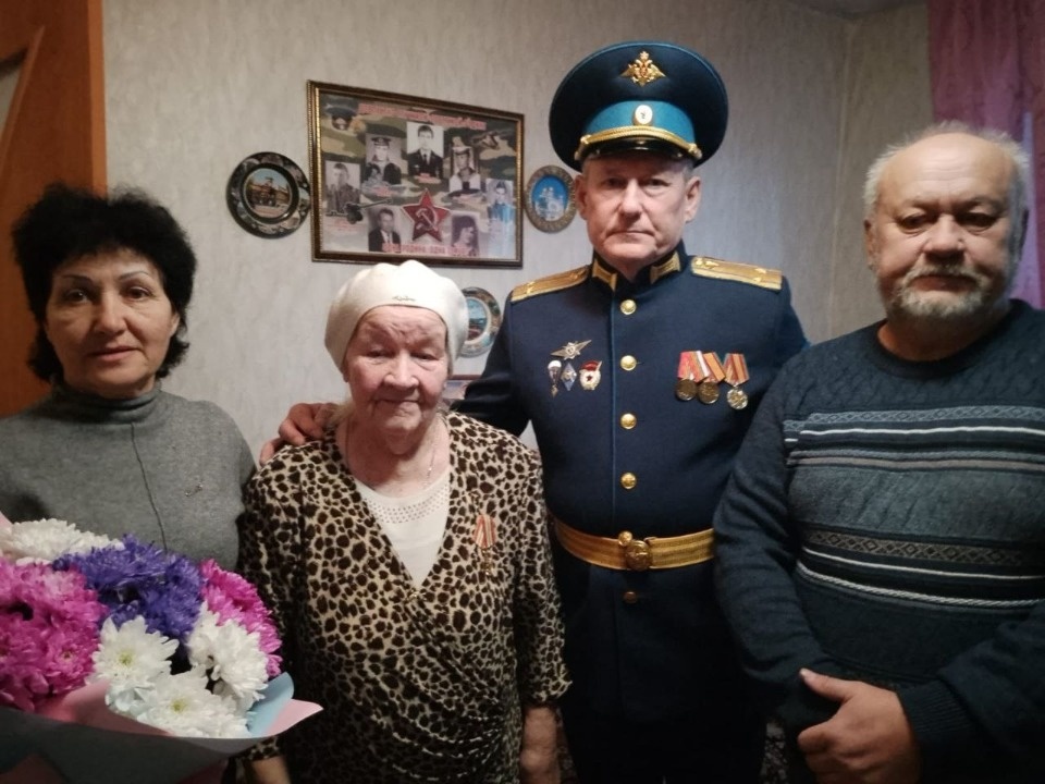 В Красногородском районе матери участника СВО передали медаль