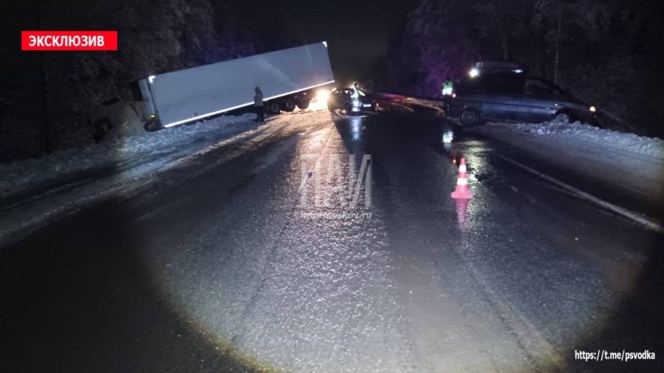 В Плюсском районе водитель иномарки совершил ДТП, объезжая съехавшую в кювет фуру