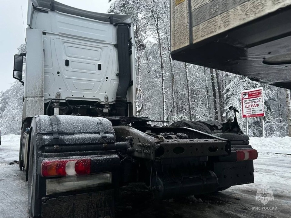 Грузовик горел на трассе в Стругокрасненском районе Грузовик горел на трассе в Стругокрасненском районе