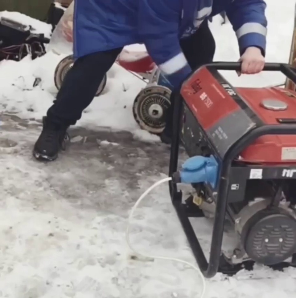 Энергетики доставляют генераторы в отдаленные деревни Псковской области
