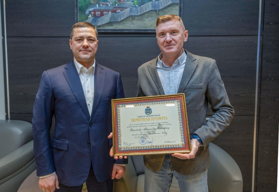 Михаил Ведерников вручил Почётную грамоту фотографу из Великих Лук