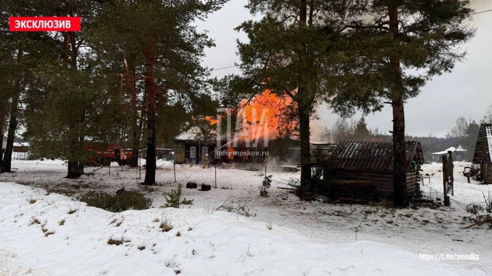 В Плюсском районе пенсионерку спасли из горящего дома В Плюсском районе пенсионерку спасли из горящего дома