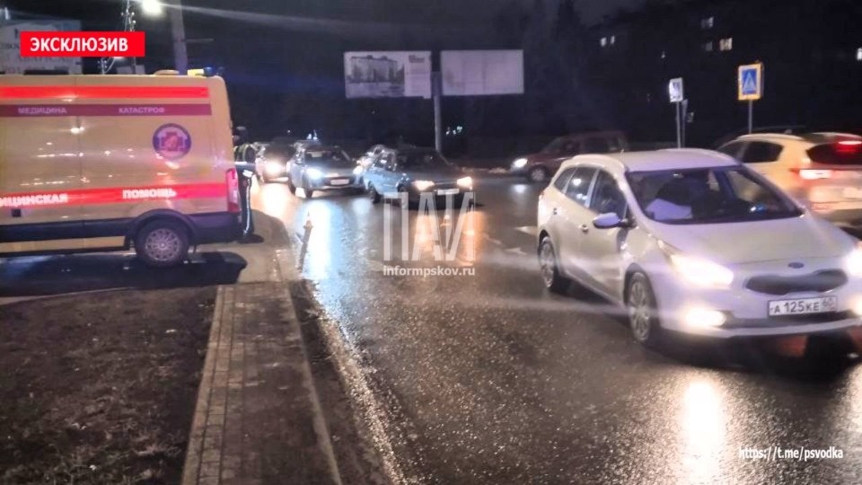 Сбитого пешехода госпитализировали в результате ДТП в Пскове 