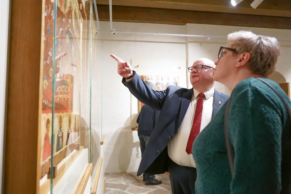 В Псковском музее-заповеднике призвали не трогать специальные стекла с сигнализацией В Псковском музее-заповеднике призвали не трогать специальные стекла с сигнализацией