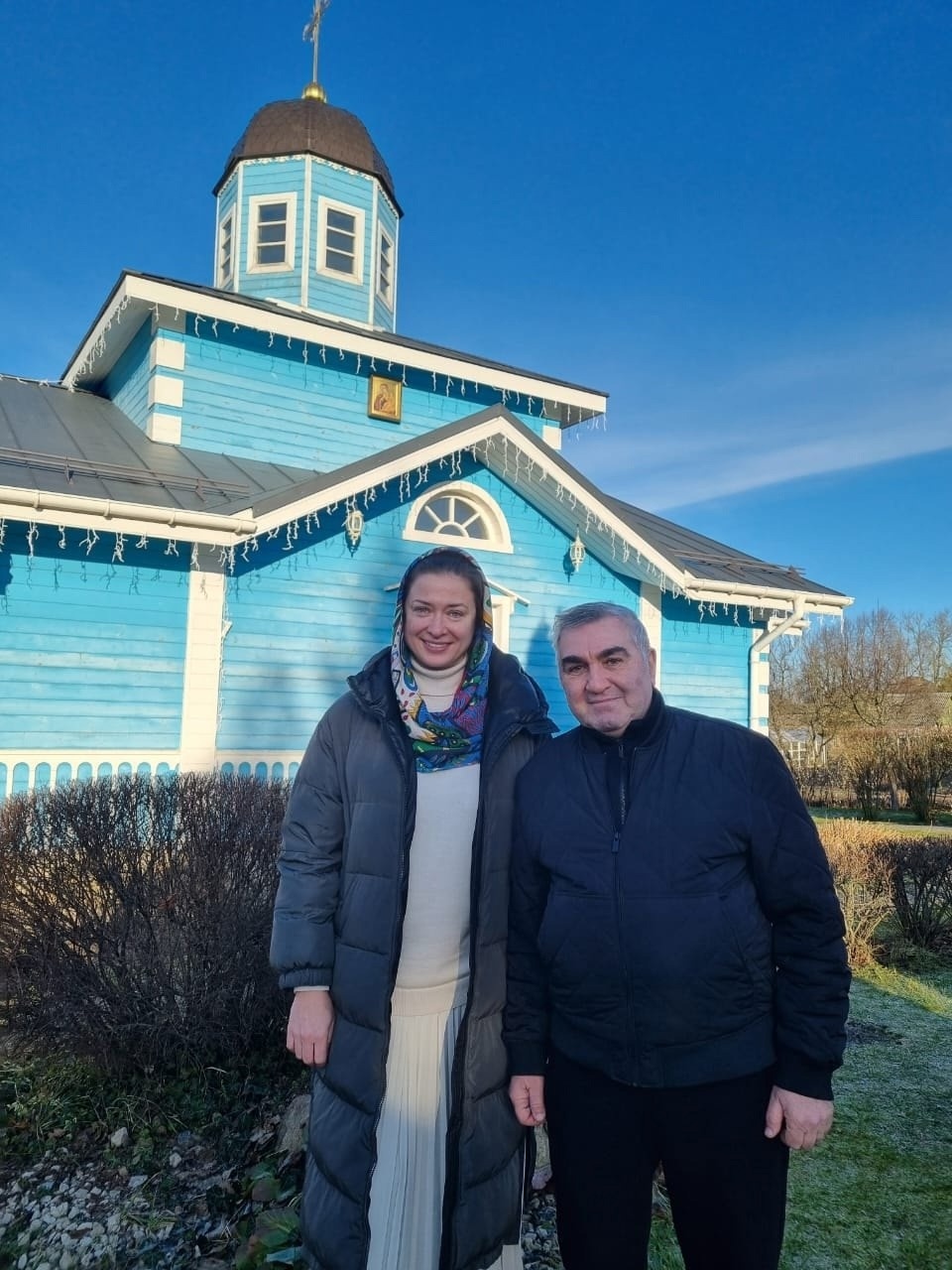 Телеведущая Мария Ситтель и актер Михаил Пореченков посетили Пушгоры в Крещение 