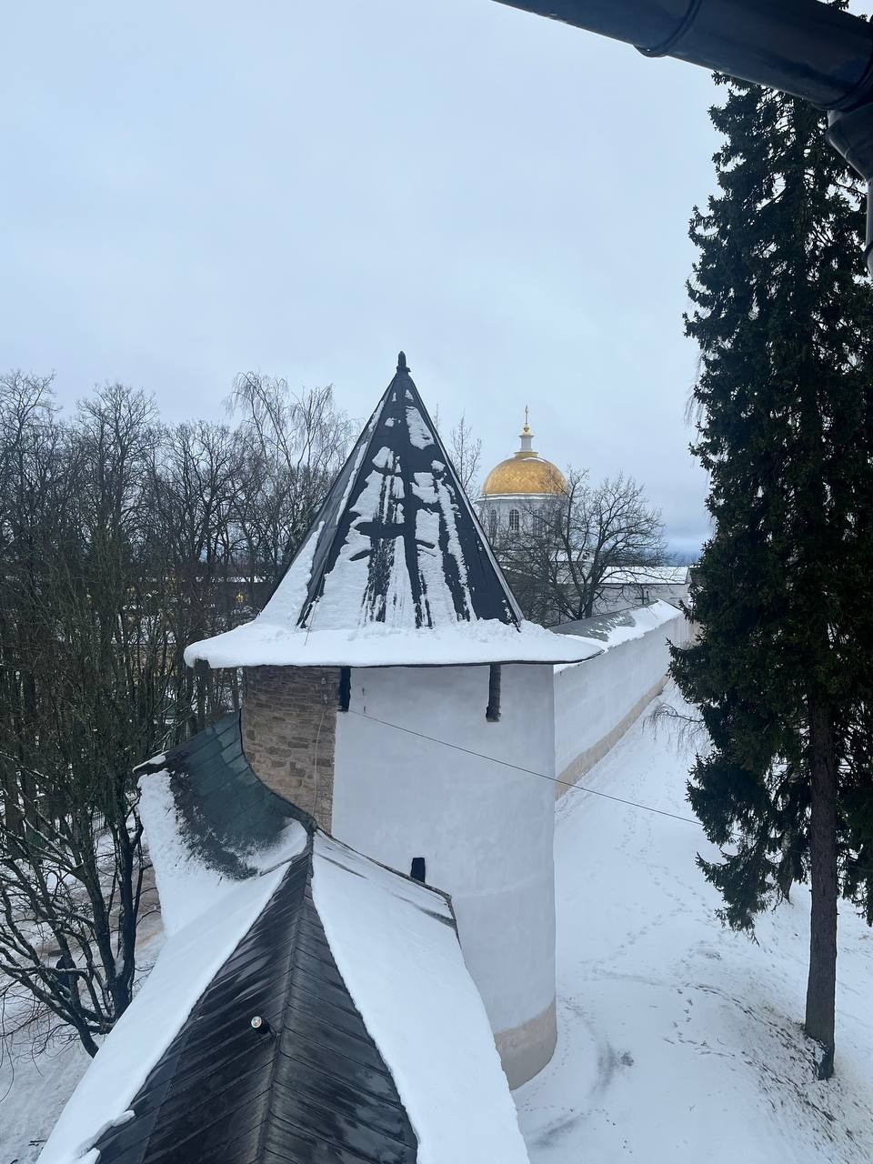 Пять башен отреставрировали в Псково-Печерском монастыре Пять башен отреставрировали в Псково-Печерском монастыре
