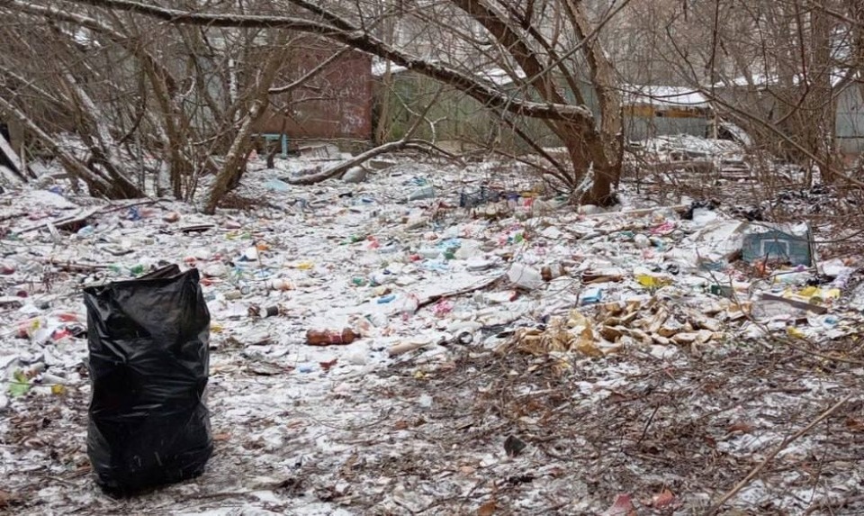 Несанкционированную свалку убирают на улице Розы Люксембург в Пскове
