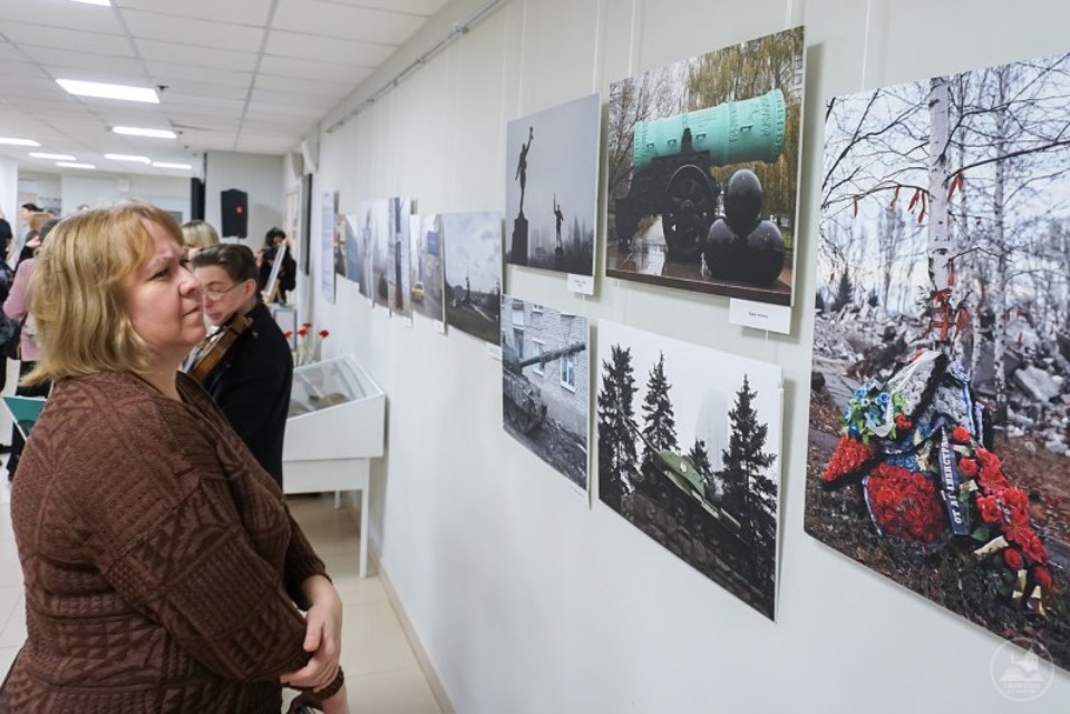 Фотовыставка «Цветы с фронта. Донецкая тишина» принимает гостей в Псковской областной библиотеке