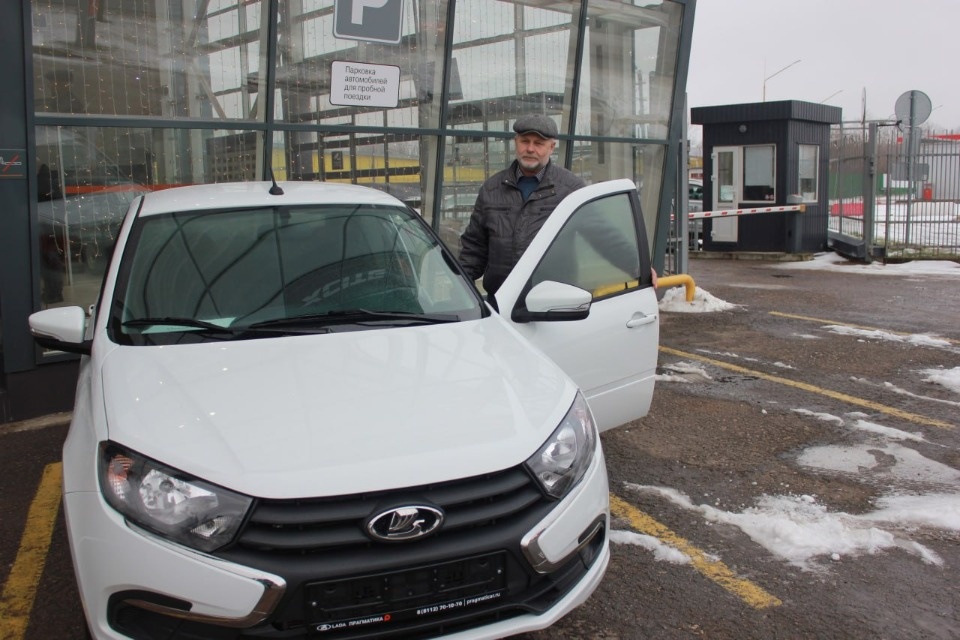 Три пострадавших на производстве псковича получили новые автомобили