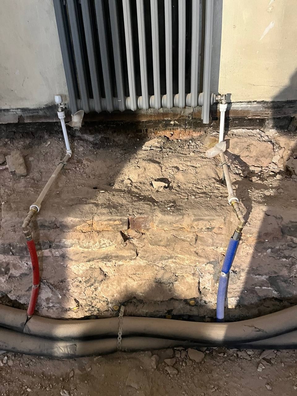 Укладка теплого пола завершается в приделе церкви Сорока мучеников в Печорах