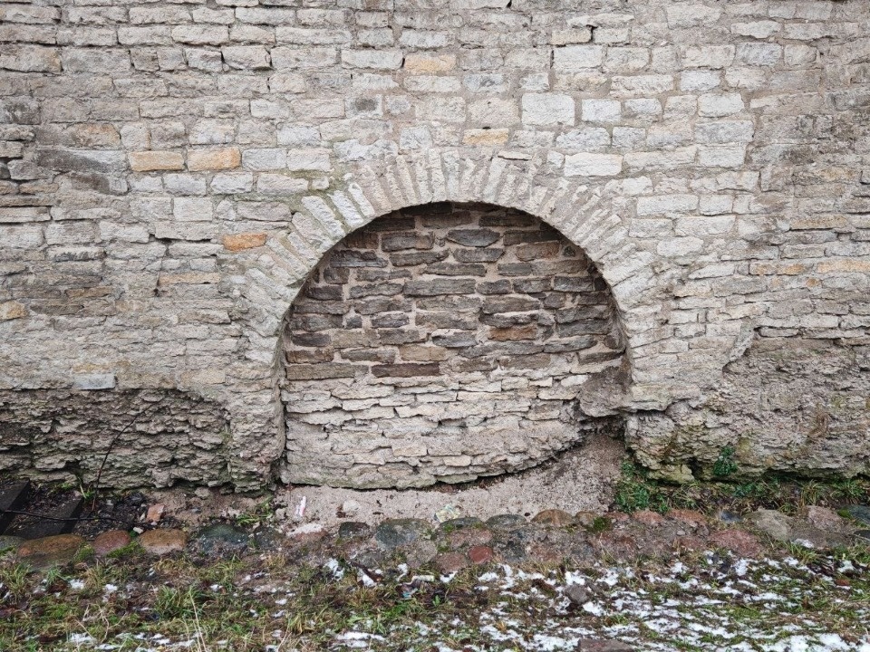 Входы в каморы закрыли на участках крепостных стен вдоль улицы Свердлова в Пскове 