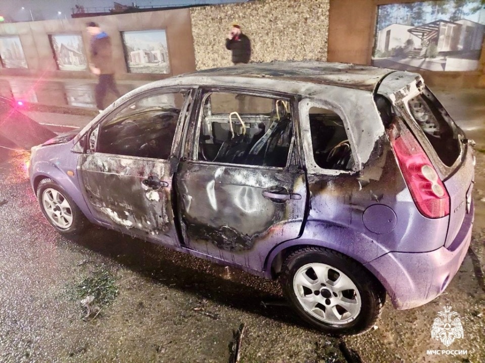 Автомобиль горел на улице Алмазной в Пскове