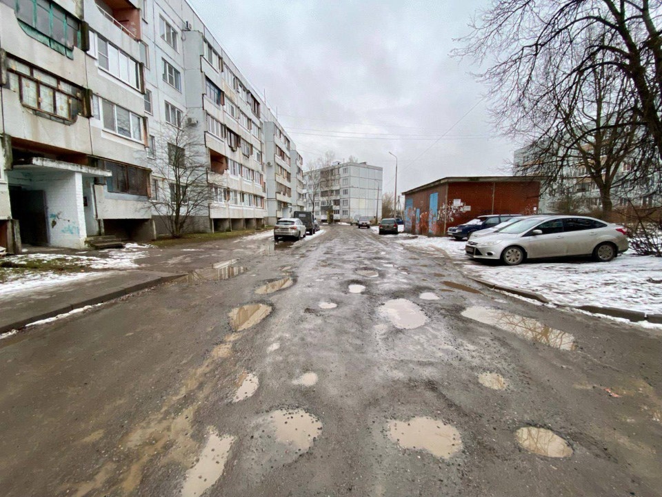 В Пскове отремонтируют дворовые проезды вдоль домов №1 и №9 на улице Алтаева
