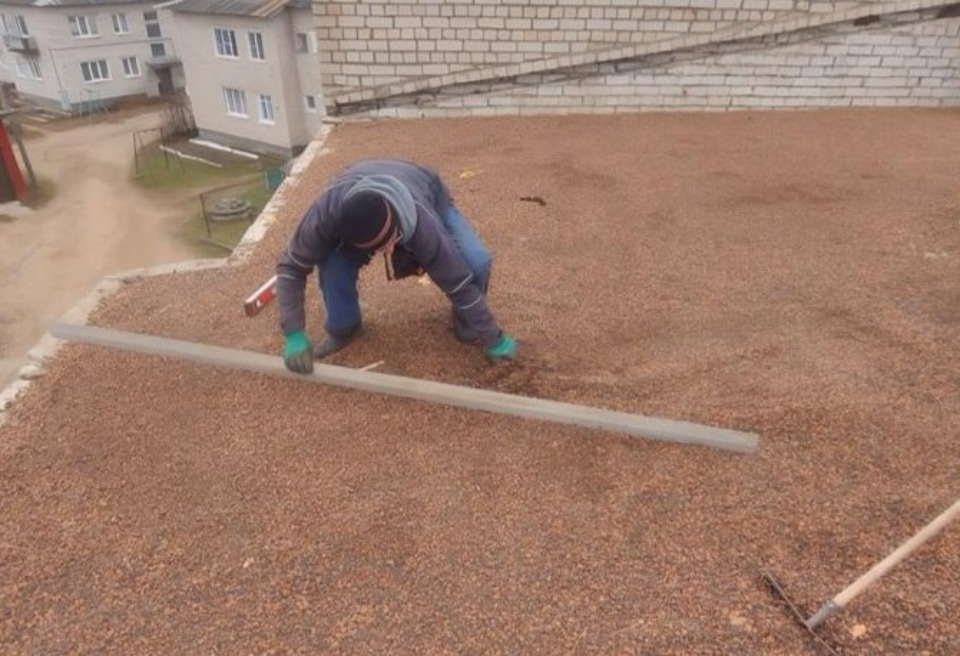 В Красногородском районе ремонтируют крышу поликлиники