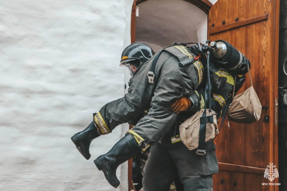 Пожарно-тактическое занятие прошло в музейном комплексе «Двор Постникова» в Пскове Пожарно-тактическое занятие прошло в музейном комплексе «Двор Постникова» в Пскове