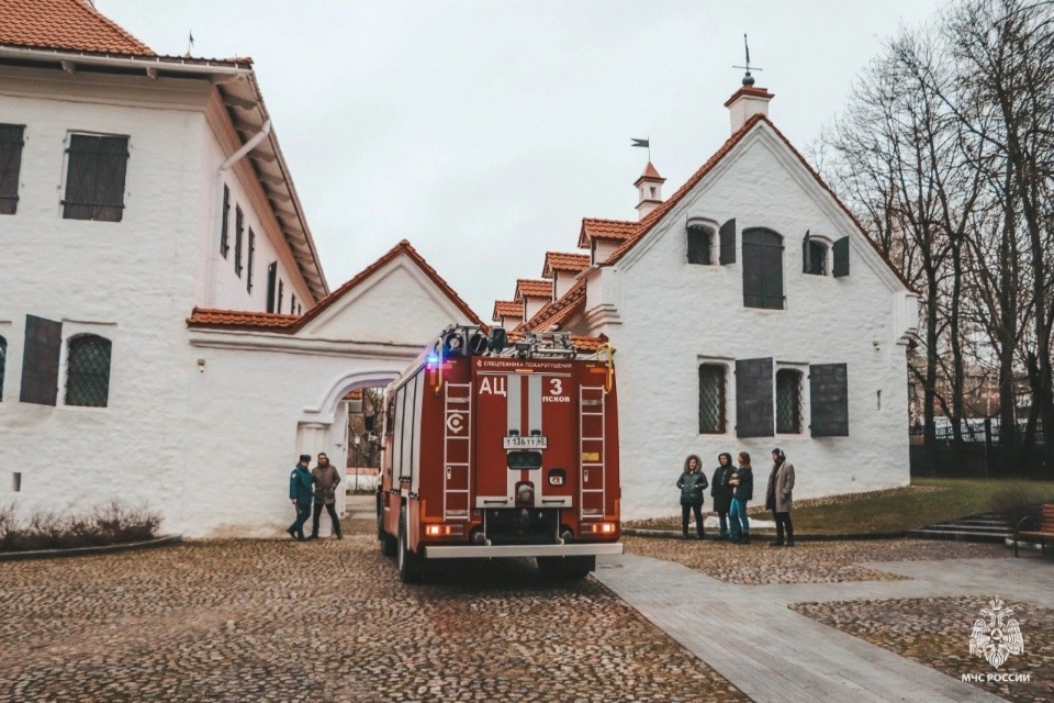 Пожарно-тактическое занятие прошло в музейном комплексе «Двор Постникова» в Пскове Пожарно-тактическое занятие прошло в музейном комплексе «Двор Постникова» в Пскове