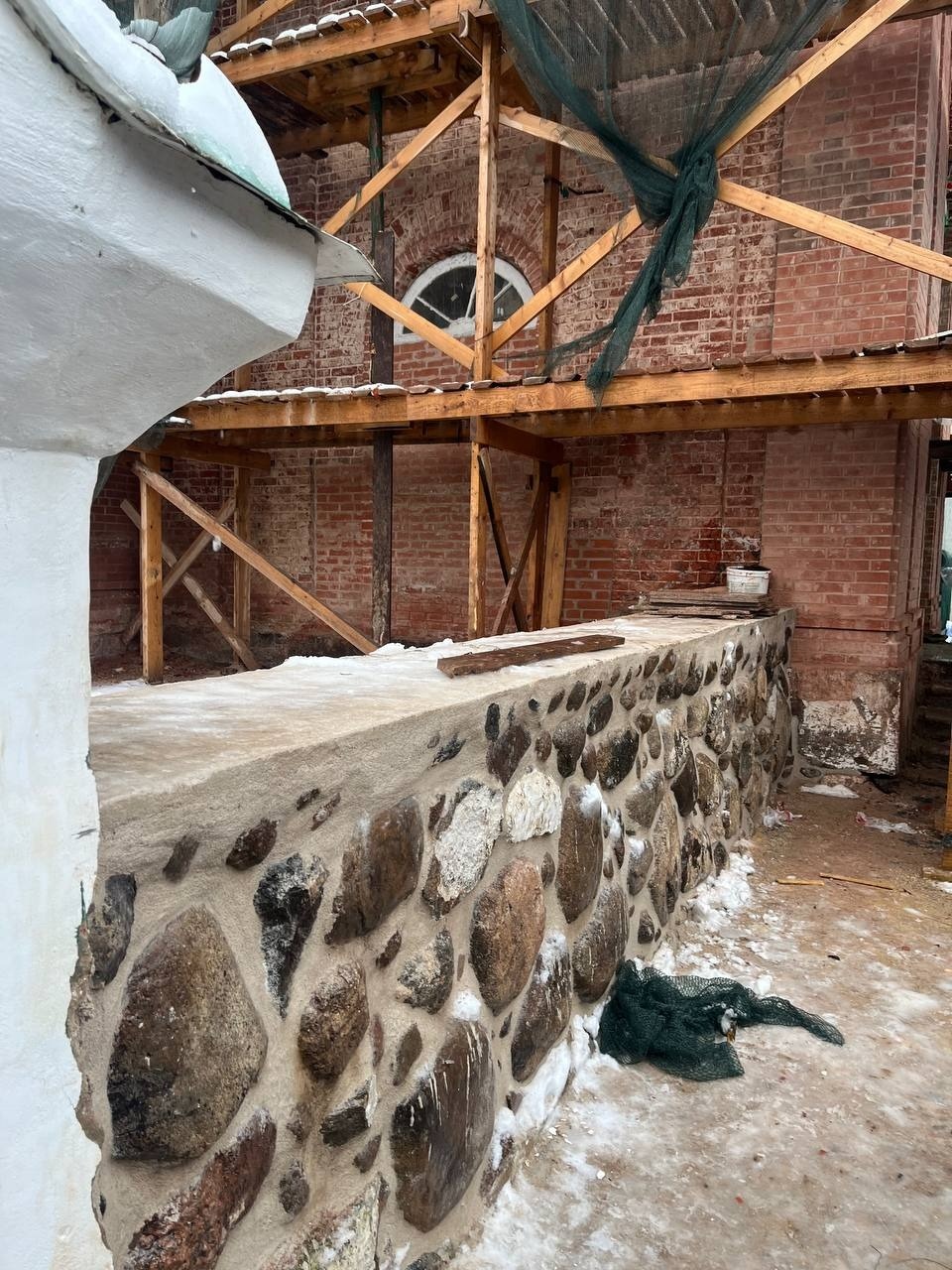 Каменную ограду вокруг церкви Сорока мучеников Севастийских реставрируют в Печорах Каменную ограду вокруг церкви Сорока мучеников Севастийских реставрируют в Печорах