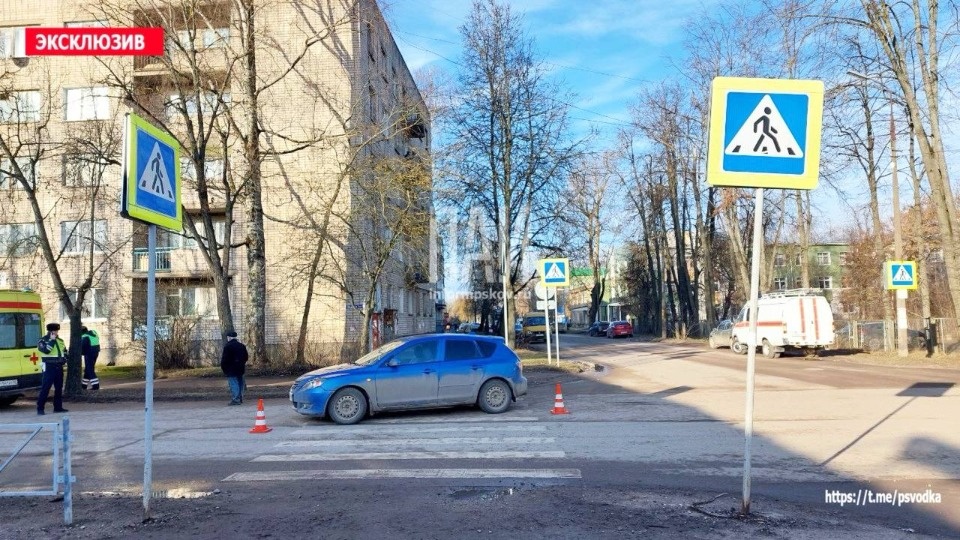 Пешеход оказался под колесами автомобиля в Великих Лук Пешеход оказался под колесами автомобиля в Великих Лук