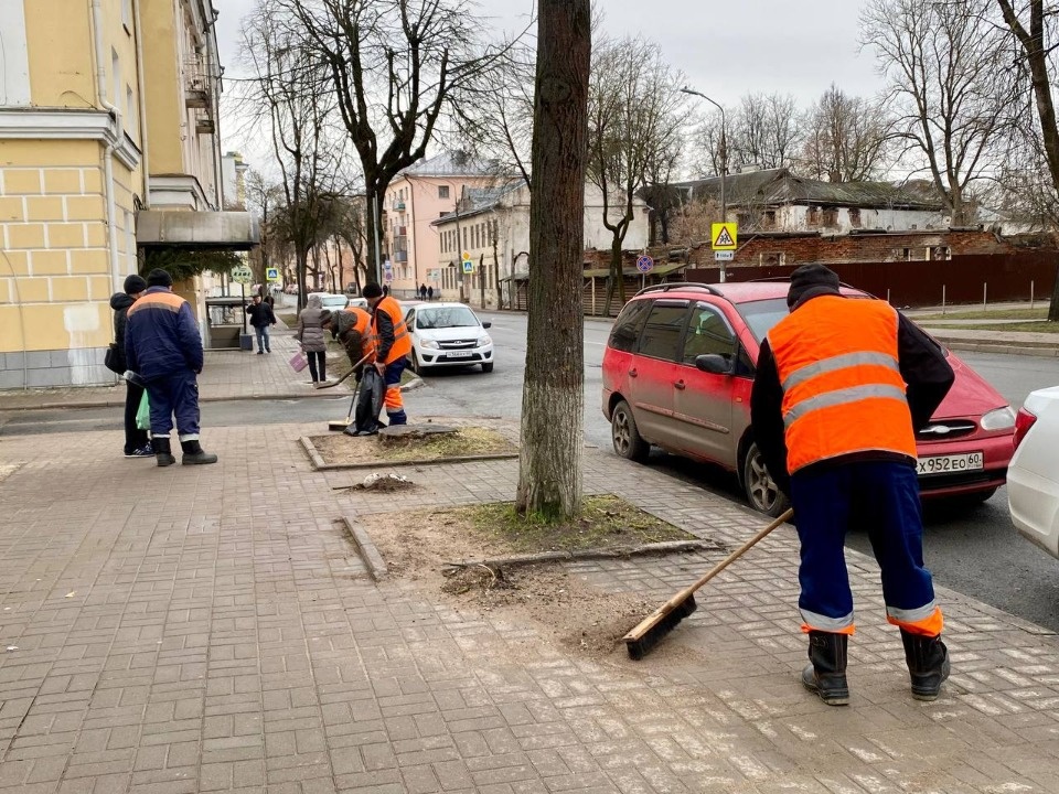 В Пскове коммунальщики очищают лотковые части дорог и тротуаров от грунта В Пскове коммунальщики очищают лотковые части дорог и тротуаров от грунта