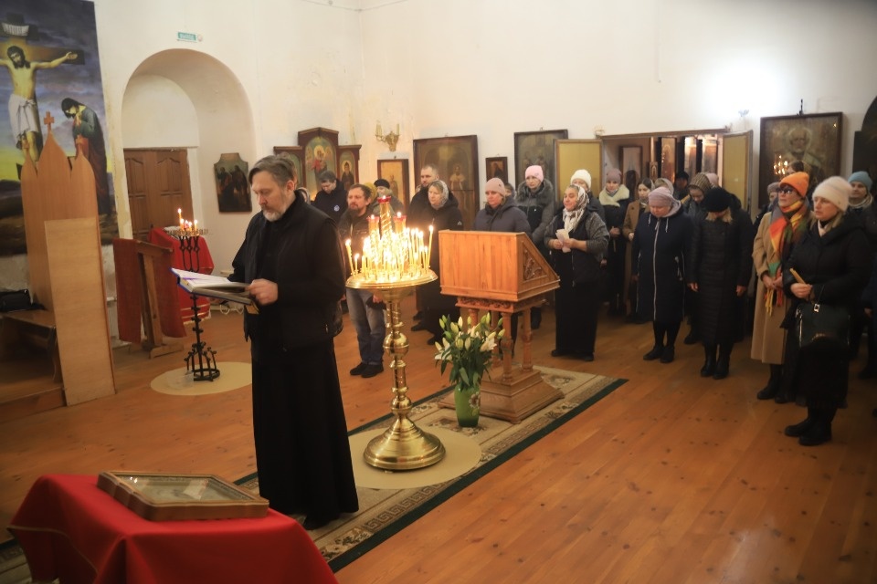 Божественная литургия в честь патриарха Тихона проходит в Куньинском районе Божественная литургия в честь патриарха Тихона проходит в Куньинском районе