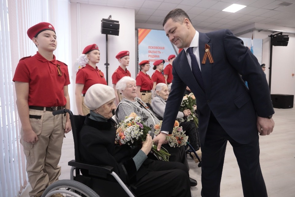 Награждение псковских ветеранов юбилейными медалями Награждение псковских ветеранов юбилейными медалями