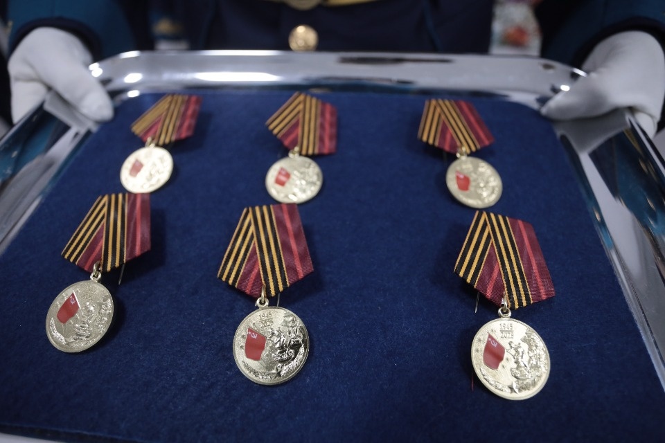 Награждение псковских ветеранов юбилейными медалями Награждение псковских ветеранов юбилейными медалями