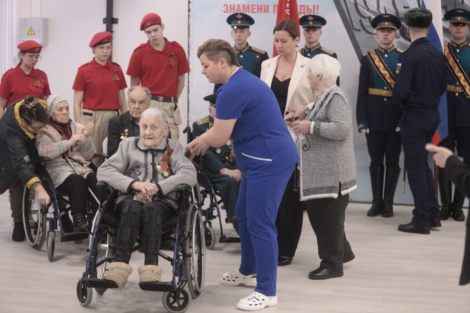 Награждение псковских ветеранов юбилейными медалями Награждение псковских ветеранов юбилейными медалями