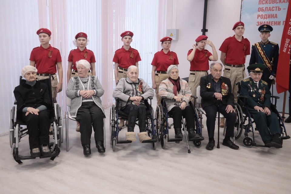 Награждение псковских ветеранов юбилейными медалями Награждение псковских ветеранов юбилейными медалями