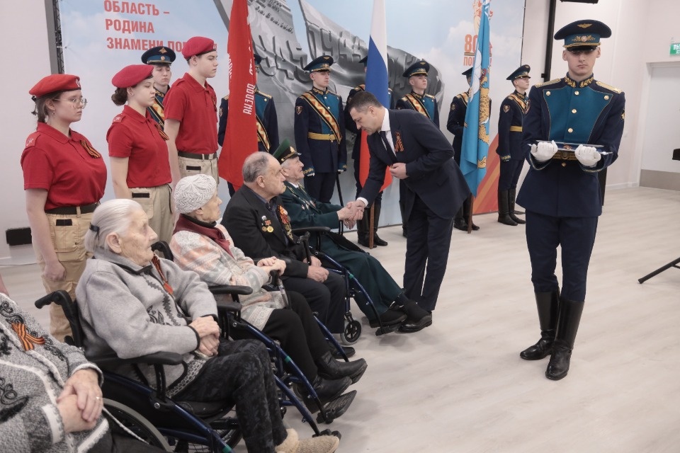 Награждение псковских ветеранов юбилейными медалями Награждение псковских ветеранов юбилейными медалями