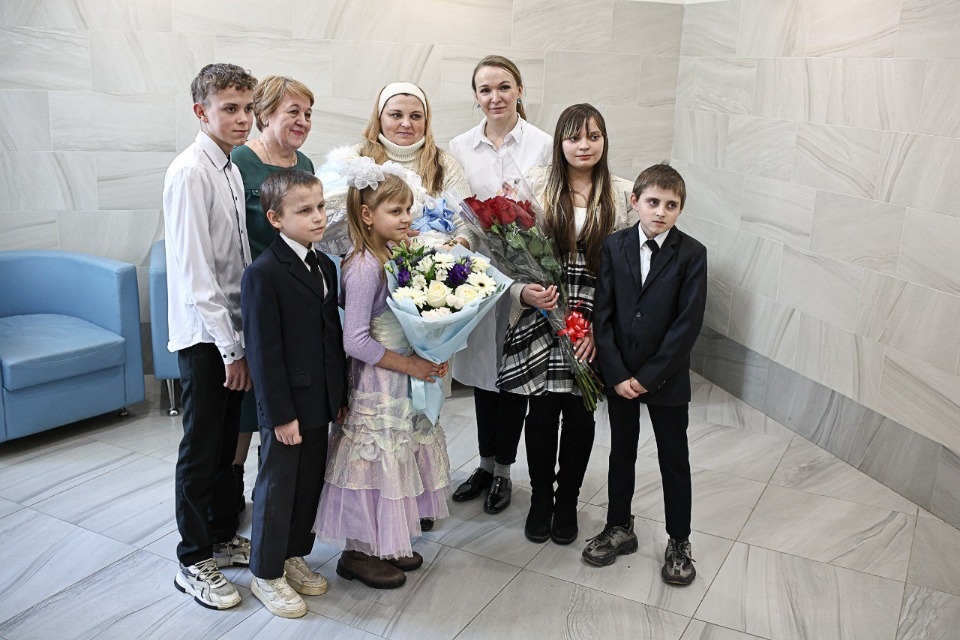 Родившую 16-го ребенка псковичку выписали из перинатального центра 