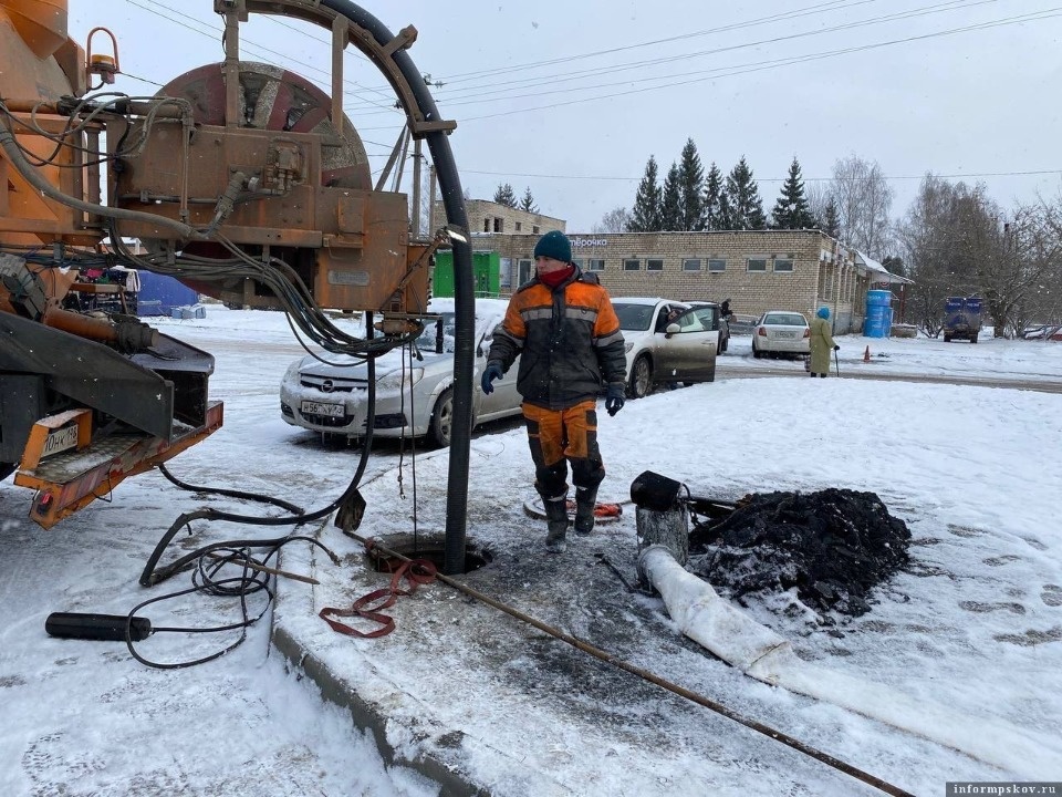 В Писковичах продлили ремонтные работы на канализационных сетях 