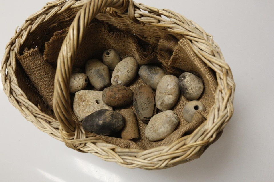 Археологи обнаружили скопление рыболовных грузил на раскопе в Пскове