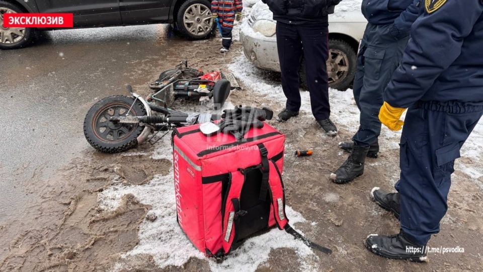 Курьеру потребовалась госпитализация в результате ДТП в Пскове Курьеру потребовалась госпитализация в результате ДТП в Пскове