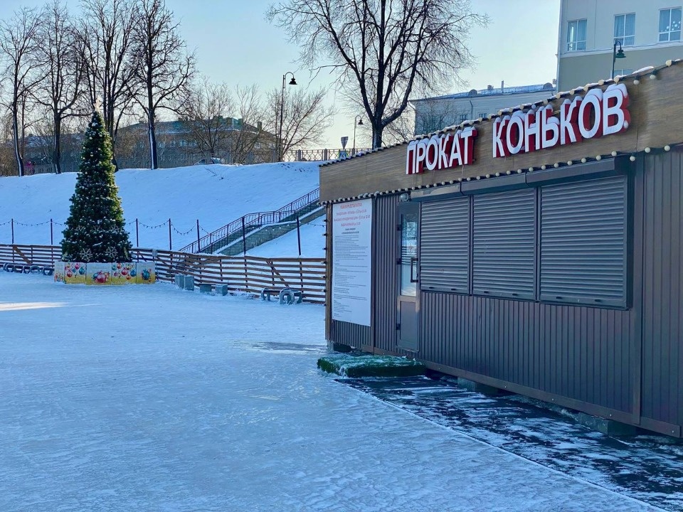 Каток открыли у Троицкого моста в Пскове 