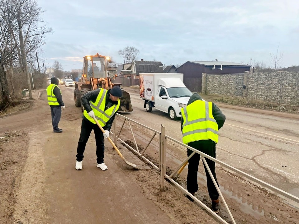 В Великих Луках осужденные построили новый вольер для собак в зооприюте