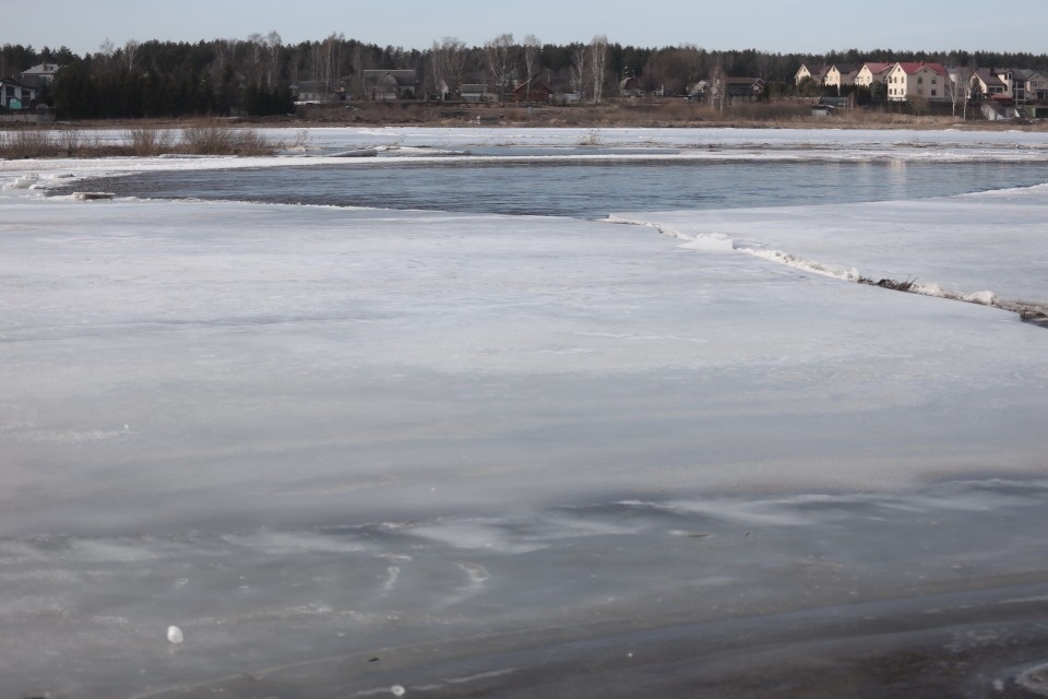 О ледовой обстановке на псковских водоемах рассказали в МЧС