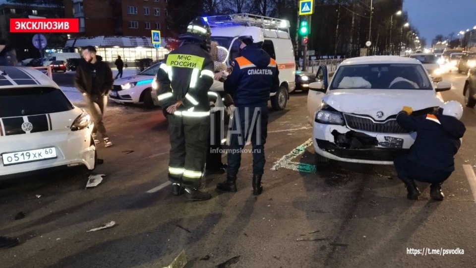 Девушке потребовалась госпитализация после ДТП в Пскове Девушке потребовалась госпитализация после ДТП в Пскове